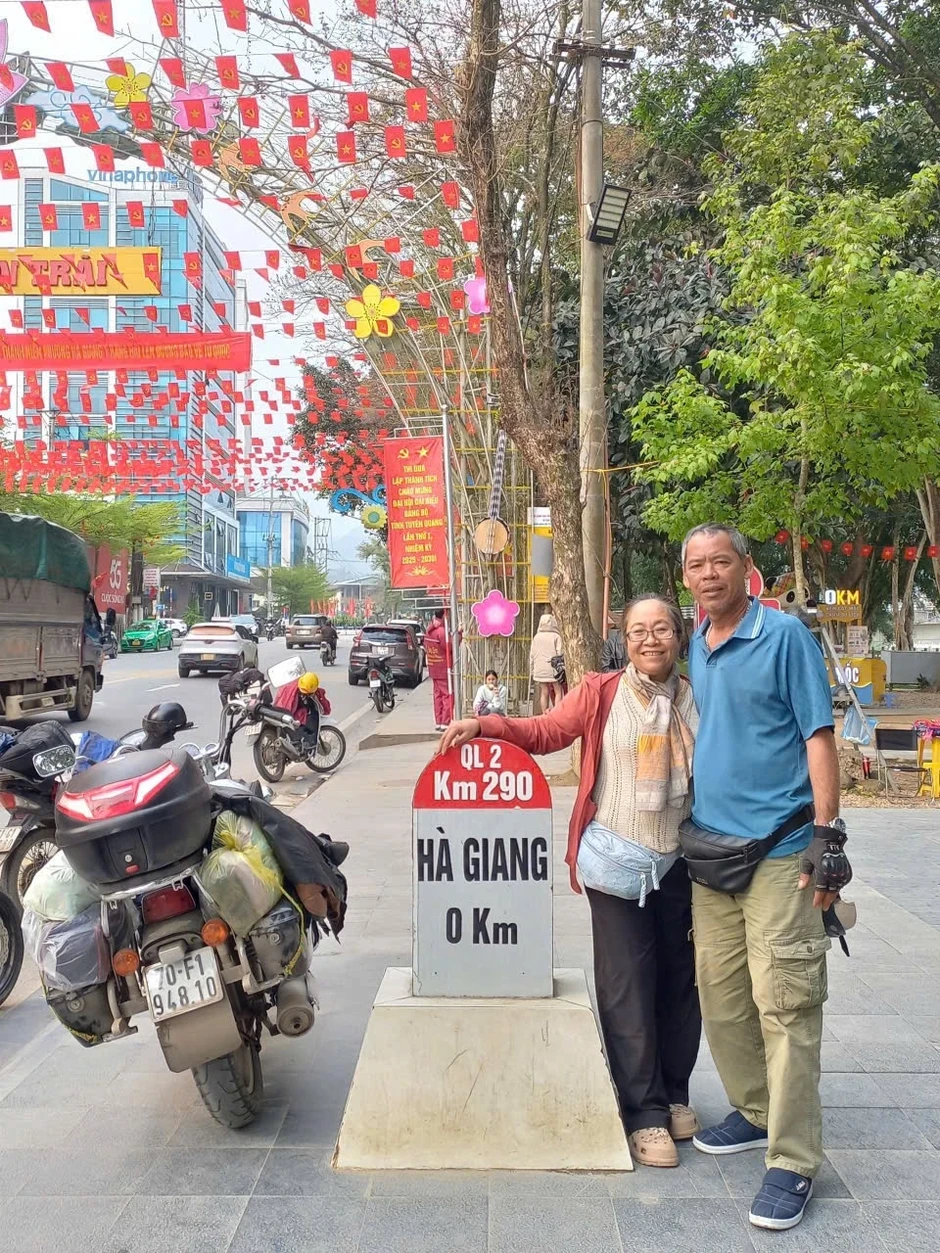Vợ chồng U60 ở Tây Ninh bán đàn heo thực hiện ước mơ lái mô tô xuyên Việt Vợ chồng U60 ở Tây Ninh bán đàn heo thực hiện ước mơ lái mô tô xuyên Việt