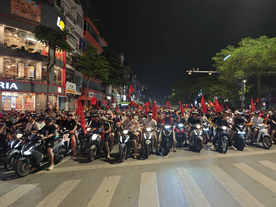 Vô địch rồi thì đi "bão" thôi! Vô địch rồi thì đi "bão" thôi!