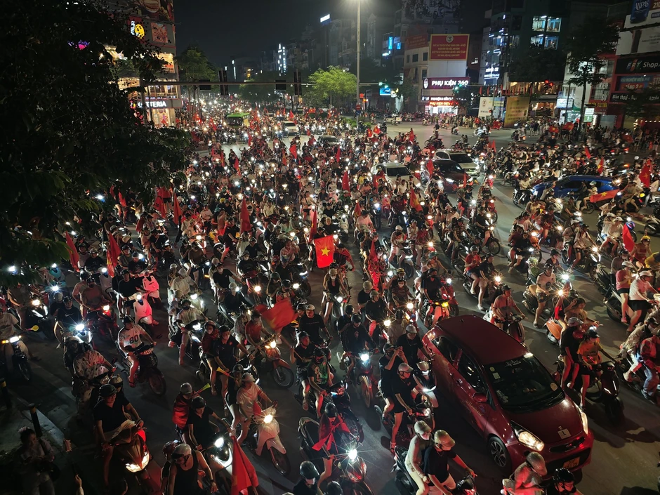 Vô địch rồi thì đi "bão" thôi! Vô địch rồi thì đi "bão" thôi!