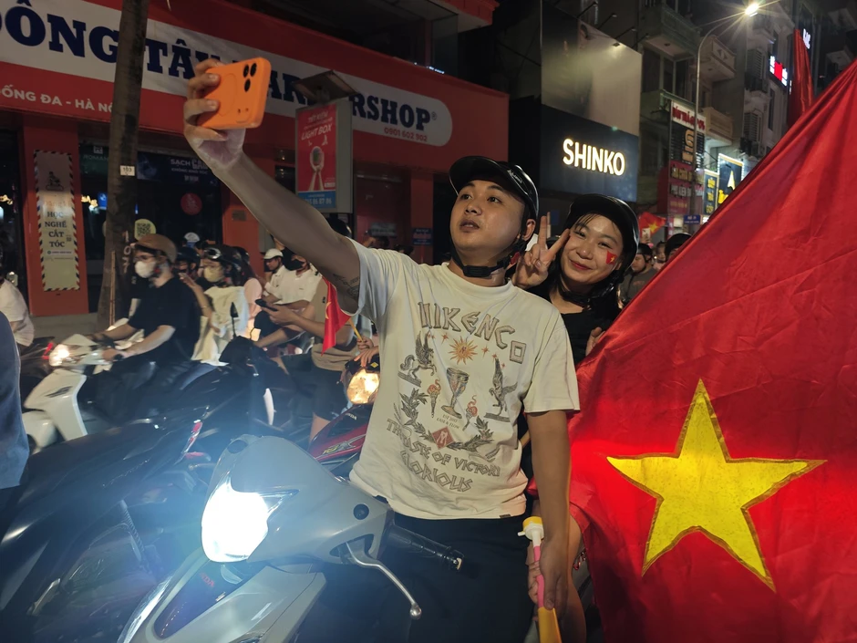 Vô địch rồi thì đi "bão" thôi! Vô địch rồi thì đi "bão" thôi!