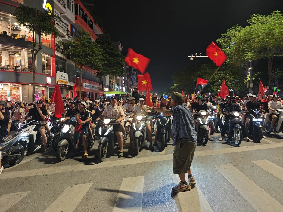 Vô địch rồi thì đi "bão" thôi! Vô địch rồi thì đi "bão" thôi!