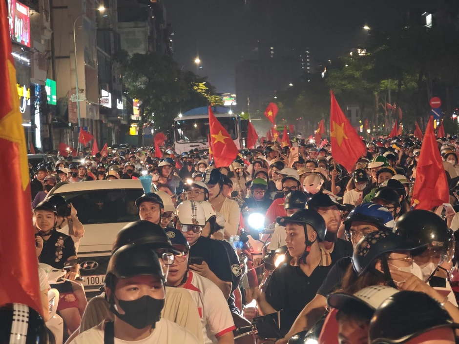 Vô địch rồi thì đi "bão" thôi! Vô địch rồi thì đi "bão" thôi!