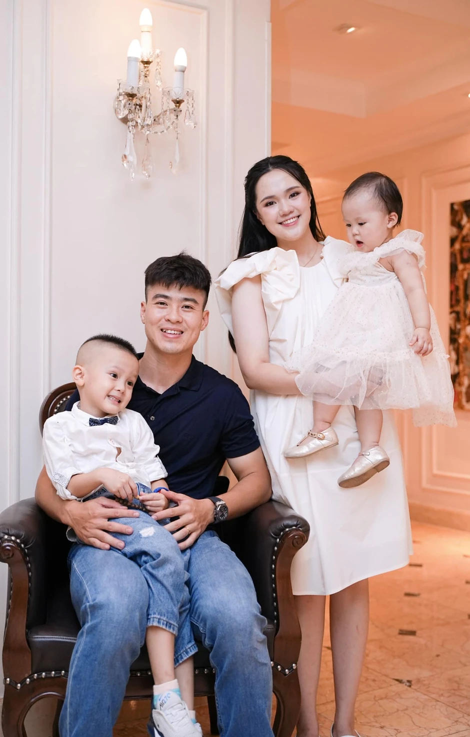 Vợ Duy Mạnh chuẩn “phú bà” làng bóng đá: Ở nhà phố cổ, unbox "rổ" đồ hiệu, sang chảnh đi ăn cưới làm "mát mặt" chồng Vợ Duy Mạnh chuẩn “phú bà” làng bóng đá: Ở nhà phố cổ, unbox "rổ" đồ hiệu, sang chảnh đi ăn cưới làm "mát mặt" chồng