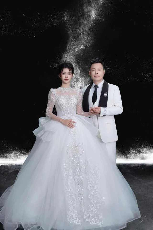 Vợ kém 26 tuổi của Tôn Bằng lên tiếng trước tin đồn rạn nứt: "Chỉ người trong cuộc mới hiểu" Vợ kém 26 tuổi của Tôn Bằng lên tiếng trước tin đồn rạn nứt: "Chỉ người trong cuộc mới hiểu"
