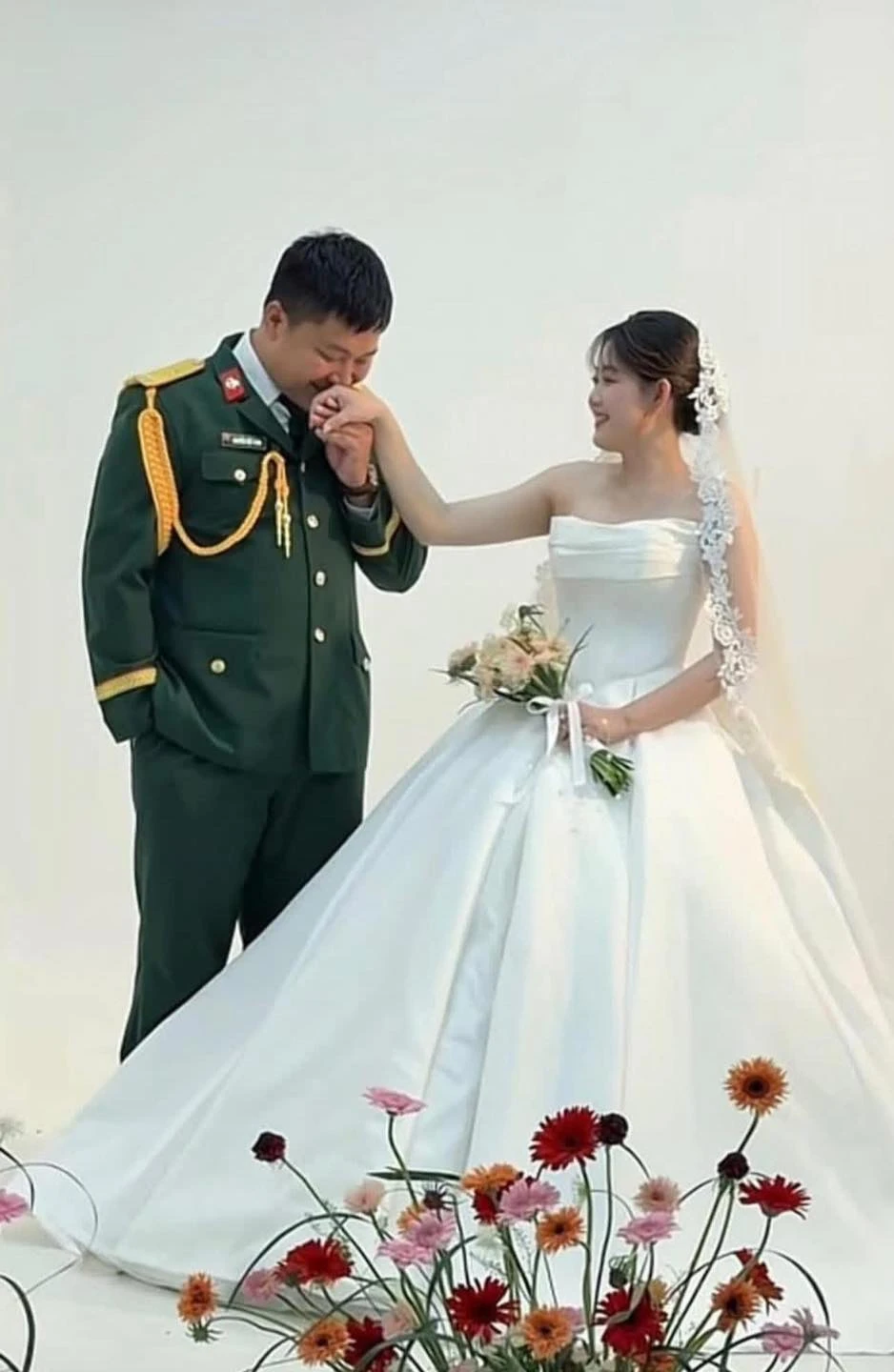 Vợ mũi trưởng Long lộ diện, nhan sắc ra sao mà dân tình nói: "Ấm lòng chiến sĩ rồi"
