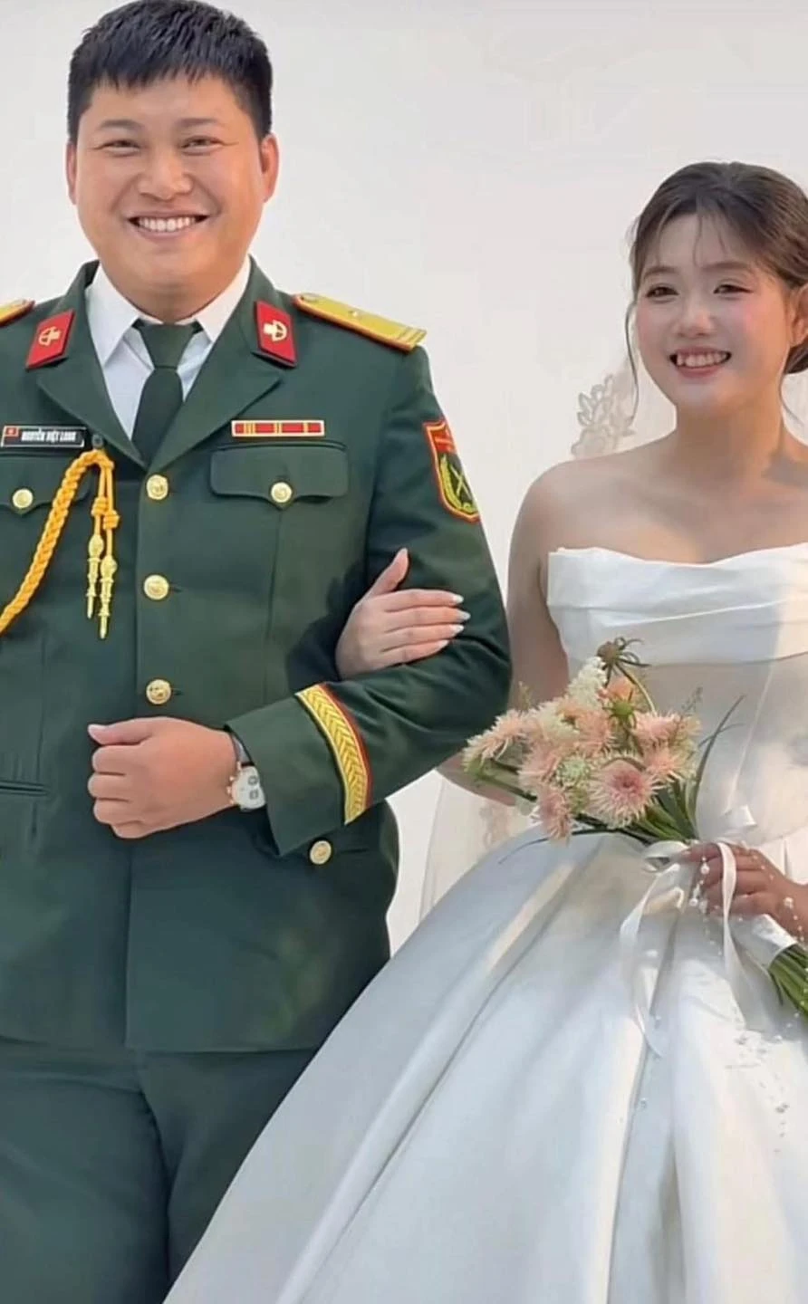 Vợ mũi trưởng Long lộ diện, nhan sắc ra sao mà dân tình nói: "Ấm lòng chiến sĩ rồi"