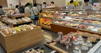 Vô tình thấy chị dâu đang làm ở cửa hàng bánh kem, tôi về kể với anh trai, không ngờ lại khiến gia đình họ tan nát