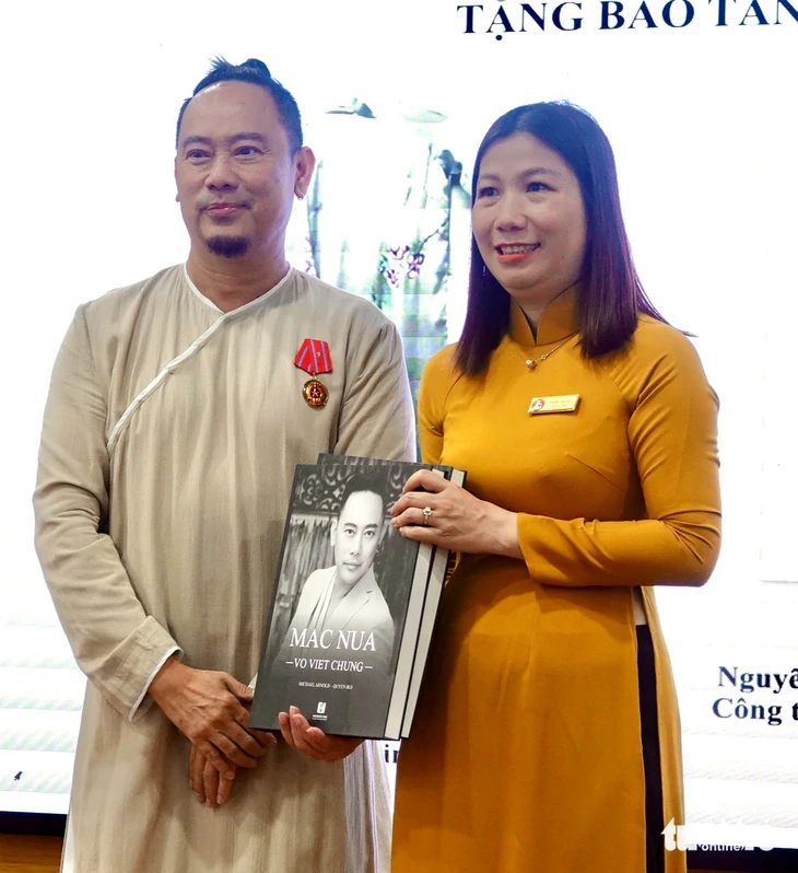 Võ Việt Chung tặng ba bộ áo dài đặc biệt cho Bảo tàng Phụ nữ Nam Bộ Võ Việt Chung tặng ba bộ áo dài đặc biệt cho Bảo tàng Phụ nữ Nam Bộ