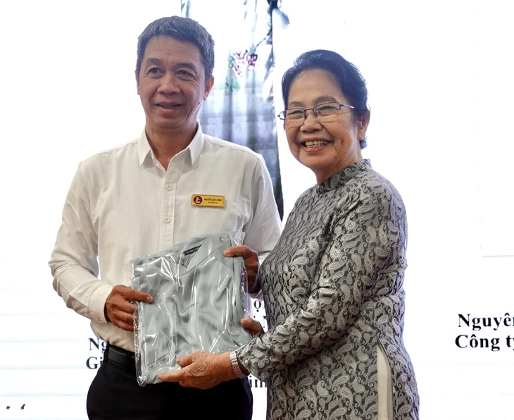 Võ Việt Chung tặng ba bộ áo dài đặc biệt cho Bảo tàng Phụ nữ Nam Bộ Võ Việt Chung tặng ba bộ áo dài đặc biệt cho Bảo tàng Phụ nữ Nam Bộ
