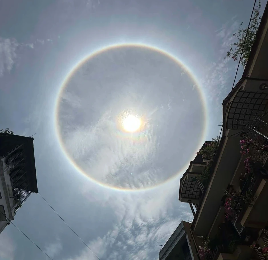 Vòng tròn khổng lồ quanh mặt trời ở Hà Giang trong ngày nắng đỉnh điểm