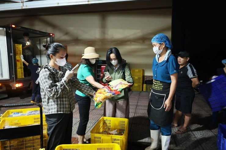 Vụ bữa ăn bán trú toàn tóp mỡ: Dừng hợp đồng nhà thầu cung cấp dịch vụ Vụ bữa ăn bán trú toàn tóp mỡ: Dừng hợp đồng nhà thầu cung cấp dịch vụ