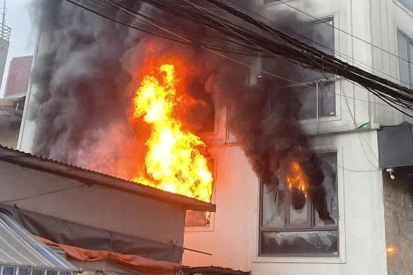 Vụ cháy nhà 7 tầng ở Hà Nội: Quyết định của người mẹ giúp 3 con thoát chết