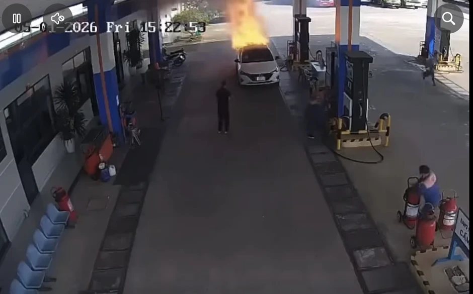 Vụ ô tô cháy ở cây xăng khiến 2 thiếu niên tử vong: Xót xa người mẹ gào khóc "cứu giùm con tôi với" Vụ ô tô cháy ở cây xăng khiến 2 thiếu niên tử vong: Xót xa người mẹ gào khóc "cứu giùm con tôi với"