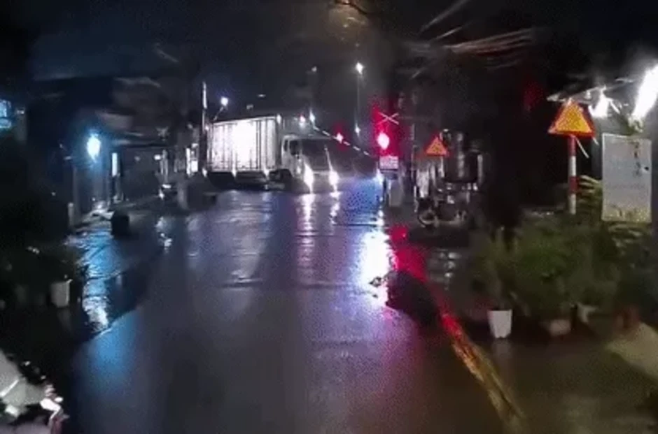 Vụ tàu hoả tông ô tô ở Hà Nội: "Nếu nhanh 30 giây, có lẽ tôi đã chết" Vụ tàu hoả tông ô tô ở Hà Nội: "Nếu nhanh 30 giây, có lẽ tôi đã chết"