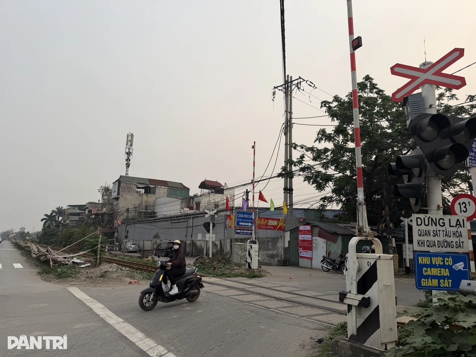 Vụ xe máy bị tàu hoả hất văng: Nhân chứng kể giây phút thót tim Vụ xe máy bị tàu hoả hất văng: Nhân chứng kể giây phút thót tim