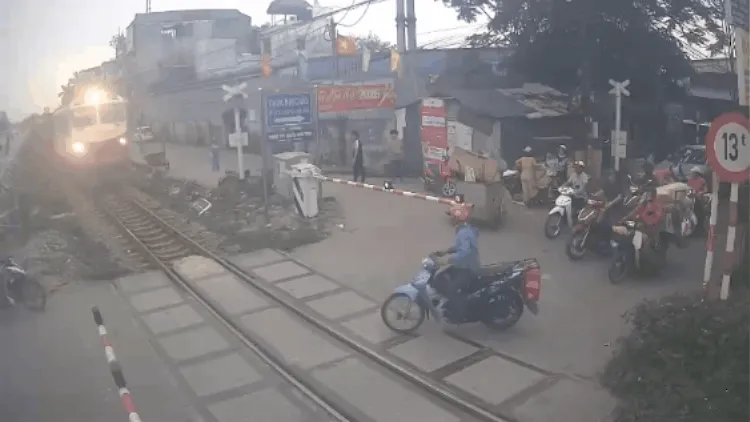 Vụ xe máy bị tàu hoả hất văng: Nhân chứng kể giây phút thót tim Vụ xe máy bị tàu hoả hất văng: Nhân chứng kể giây phút thót tim