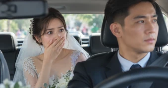 Vừa bước lên xe đón dâu, tôi sững sờ khi thấy gương mặt người cầm lái: Câu nói sau đó gây sốc