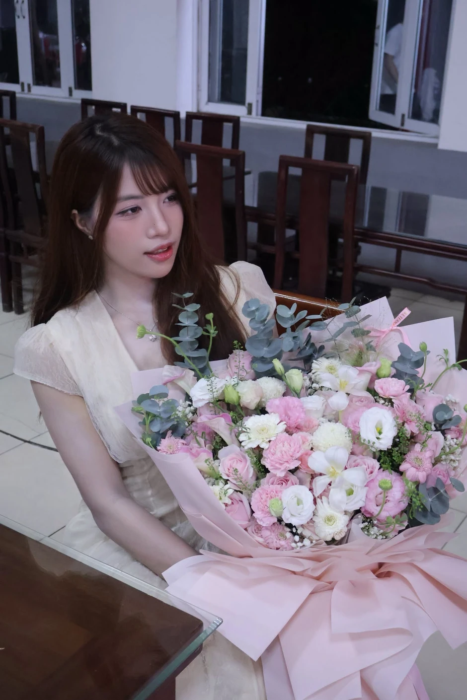 Vừa mới "khoe chồng" trên MXH, Anh Thơ đã thả dáng táo bạo như thế này đây Vừa mới "khoe chồng" trên MXH, Anh Thơ đã thả dáng táo bạo như thế này đây