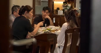 Vừa ra mắt đã bị mẹ bạn trai “dằn mặt”, cô gái "đáp lễ" khiến bà tái mặt