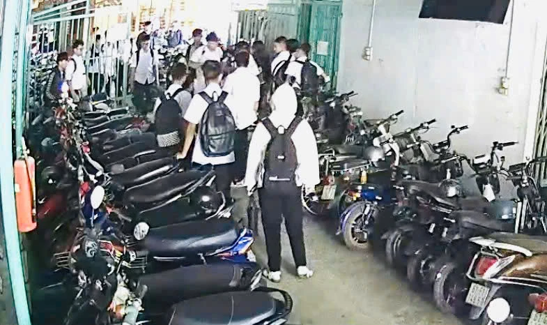 Xác minh vụ nam sinh lớp 11 bị nhóm bạn đánh hội đồng phải nhập viện cấp cứu Xác minh vụ nam sinh lớp 11 bị nhóm bạn đánh hội đồng phải nhập viện cấp cứu