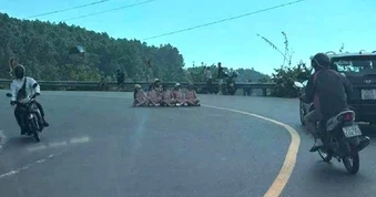 Xác minh vụ nhóm người ngồi chụp ảnh giữa khúc cua trên đèo Hải Vân