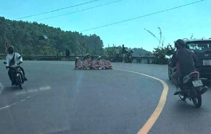 Xác minh vụ nhóm người ngồi chụp ảnh giữa khúc cua trên đèo Hải Vân Xác minh vụ nhóm người ngồi chụp ảnh giữa khúc cua trên đèo Hải Vân