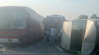 Xe khách đâm 2 ô tô trên cao tốc Nội Bài - Lào Cai