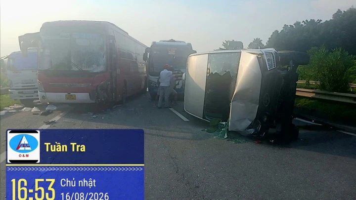 Xe khách đâm 2 ô tô trên cao tốc Nội Bài - Lào Cai Xe khách đâm 2 ô tô trên cao tốc Nội Bài - Lào Cai