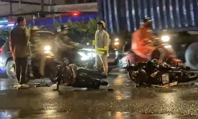 Xe Mercedes tông 6 xe máy khiến một người tử vong, nhiều người bị thương ở TP.HCM Xe Mercedes tông 6 xe máy khiến một người tử vong, nhiều người bị thương ở TP.HCM