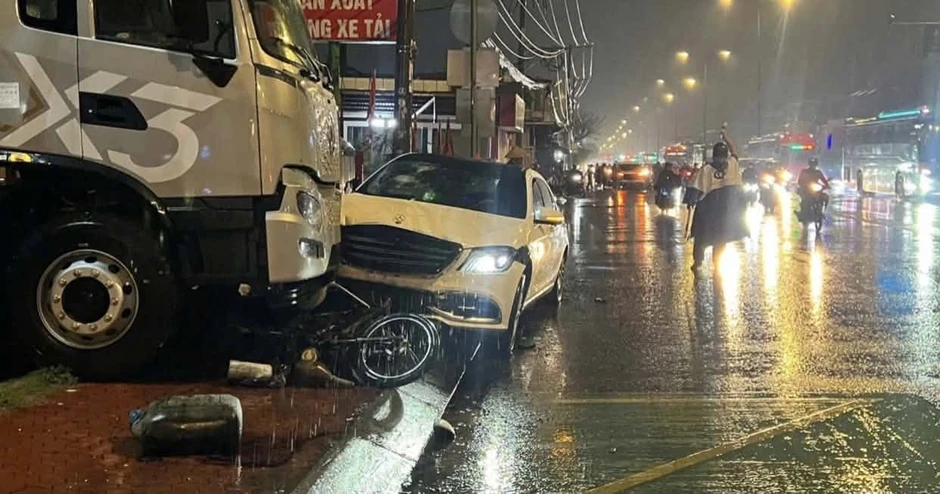 Xe Mercedes tông 6 xe máy khiến một người tử vong, nhiều người bị thương ở TP.HCM Xe Mercedes tông 6 xe máy khiến một người tử vong, nhiều người bị thương ở TP.HCM