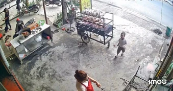 Xem clip cậu bé 3 tuổi xin hoa tặng mẹ, dân mạng bảo 'nhiều quý ông nên học'