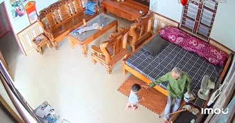 Xem cụ 103 tuổi dỗ dành chắt 3 tuổi, dân mạng nói 'họ mất 100 năm để gặp nhau'