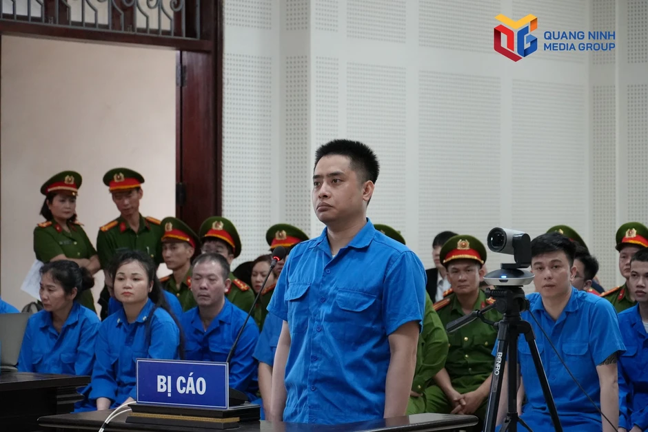 Xét xử “trùm” ma túy Bùi Đình Khánh: Hé lộ lý do bạn gái 21 tuổi ra tòa cùng 18 đồng phạm Xét xử “trùm” ma túy Bùi Đình Khánh: Hé lộ lý do bạn gái 21 tuổi ra tòa cùng 18 đồng phạm