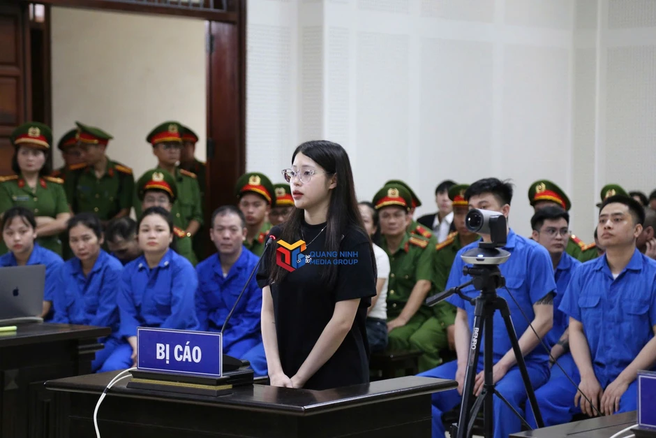 Xét xử “trùm” ma túy Bùi Đình Khánh: Hé lộ lý do bạn gái 21 tuổi ra tòa cùng 18 đồng phạm Xét xử “trùm” ma túy Bùi Đình Khánh: Hé lộ lý do bạn gái 21 tuổi ra tòa cùng 18 đồng phạm