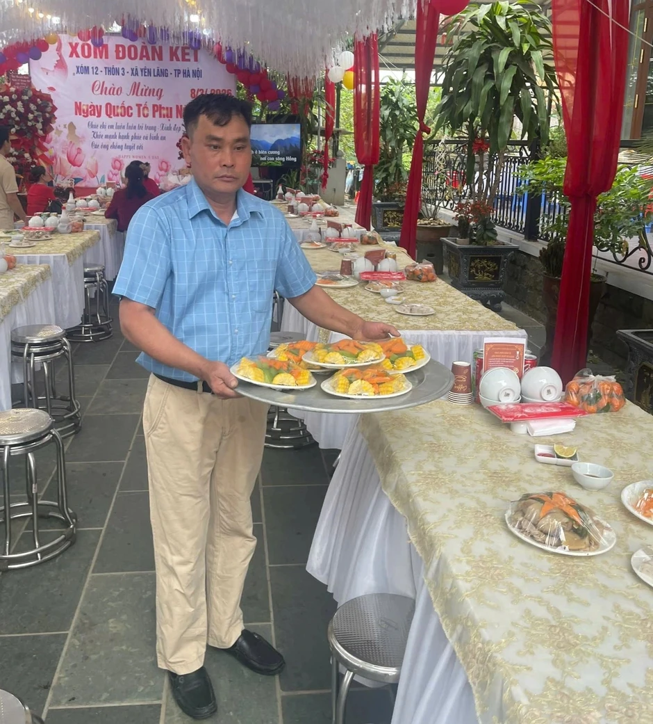 Xóm ở Hà Nội góp 40 triệu đồng dựng rạp, bày 24 mâm cỗ đãi chị em ngày 8/3 Xóm ở Hà Nội góp 40 triệu đồng dựng rạp, bày 24 mâm cỗ đãi chị em ngày 8/3