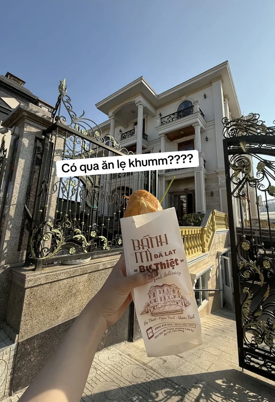 Xôn xao clip cô bán xôi dắt xe vào biệt thự 20 tỷ: Phát hiện nhiều người bán bánh mì, sầu riêng cũng ở nhà to như lâu đài Xôn xao clip cô bán xôi dắt xe vào biệt thự 20 tỷ: Phát hiện nhiều người bán bánh mì, sầu riêng cũng ở nhà to như lâu đài