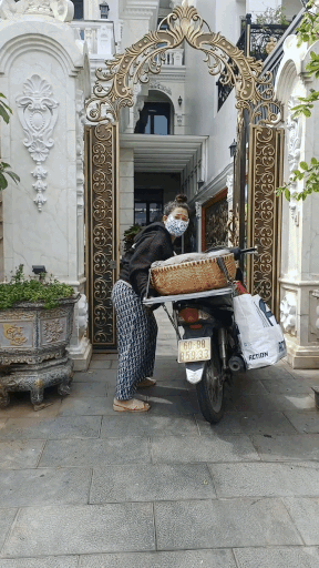 Xôn xao clip cô bán xôi dắt xe vào biệt thự 20 tỷ: Phát hiện nhiều người bán bánh mì, sầu riêng cũng ở nhà to như lâu đài Xôn xao clip cô bán xôi dắt xe vào biệt thự 20 tỷ: Phát hiện nhiều người bán bánh mì, sầu riêng cũng ở nhà to như lâu đài