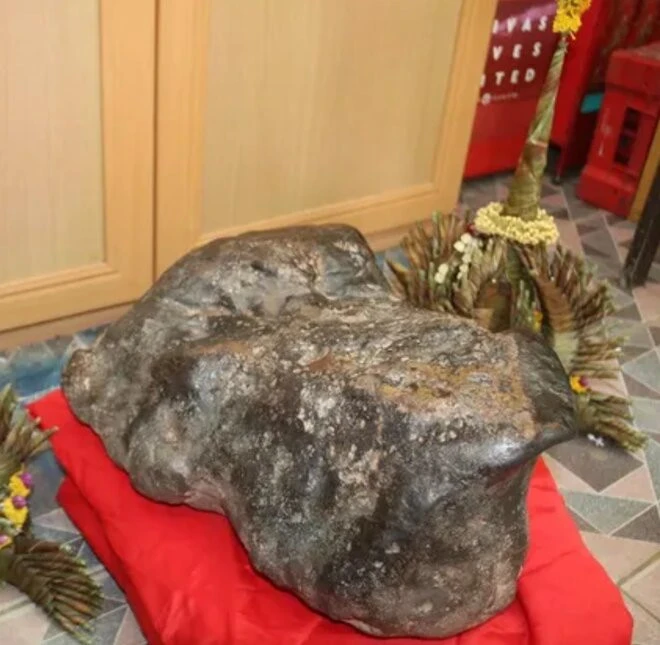 Xôn xao hòn đá hình con ếch nặng 60kg, nhiều người đến sờ... lấy may Xôn xao hòn đá hình con ếch nặng 60kg, nhiều người đến sờ... lấy may