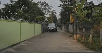 Xôn xao thông tin tài xế đỗ ô tô chắn ngang đường, thách thức “tự lùi đi đường khác”: Công an vào cuộc