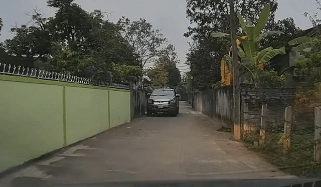 Xôn xao thông tin tài xế đỗ ô tô chắn ngang đường, thách thức “tự lùi đi đường khác”: Công an vào cuộc Xôn xao thông tin tài xế đỗ ô tô chắn ngang đường, thách thức “tự lùi đi đường khác”: Công an vào cuộc