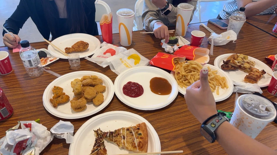 Xôn xao tiệc cưới bố trí như picnic, thực đơn là đồ ăn nhanh, khách mừng cưới 3 triệu bức xúc: “Tôi thấy mình không được tôn trọng…” Xôn xao tiệc cưới bố trí như picnic, thực đơn là đồ ăn nhanh, khách mừng cưới 3 triệu bức xúc: “Tôi thấy mình không được tôn trọng…”