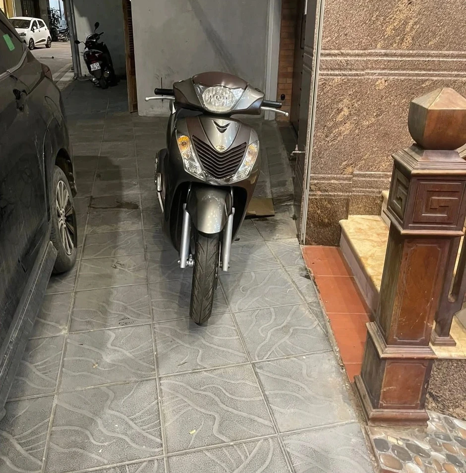Xôn xao xe máy SH bị bỏ quên 3 ngày trước nhà, cô gái đăng tin tìm chủ nhân Xôn xao xe máy SH bị bỏ quên 3 ngày trước nhà, cô gái đăng tin tìm chủ nhân