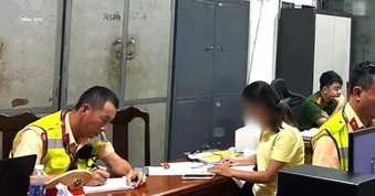 Xử phạt 6 phụ nữ ngồi tạo dáng chụp ảnh giữa khúc cua trên đèo Hải Vân