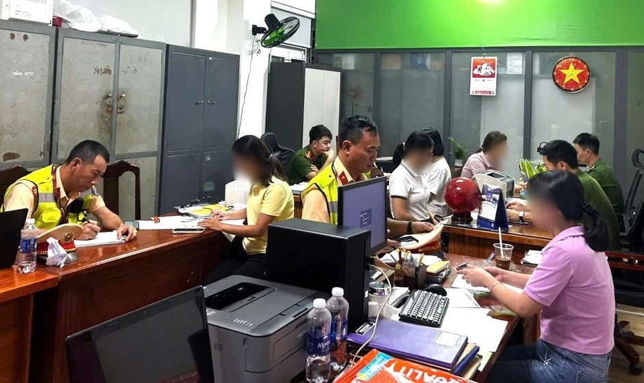 Xử phạt 6 phụ nữ ngồi tạo dáng chụp ảnh giữa khúc cua trên đèo Hải Vân Xử phạt 6 phụ nữ ngồi tạo dáng chụp ảnh giữa khúc cua trên đèo Hải Vân