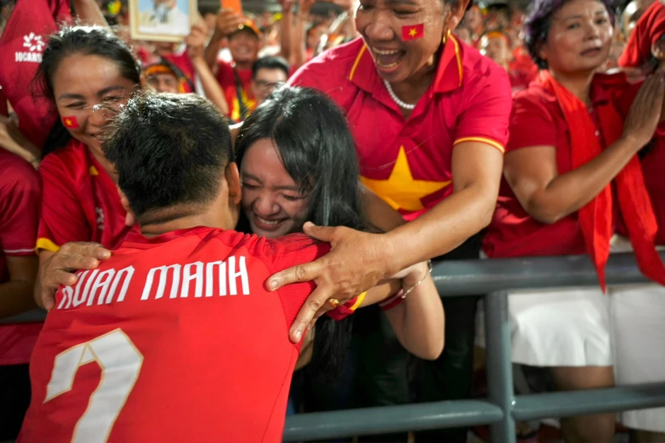 Xuân Mạnh hạnh phúc vỡ oà ôm mẹ và vợ, nàng WAG xứ Nghệ bật khóc ăn mừng ĐT Việt Nam thắng Thái Lan Xuân Mạnh hạnh phúc vỡ oà ôm mẹ và vợ, nàng WAG xứ Nghệ bật khóc ăn mừng ĐT Việt Nam thắng Thái Lan