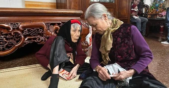 Xúc động câu chuyện cụ bà 80 tuổi và người mẹ 101 tuổi