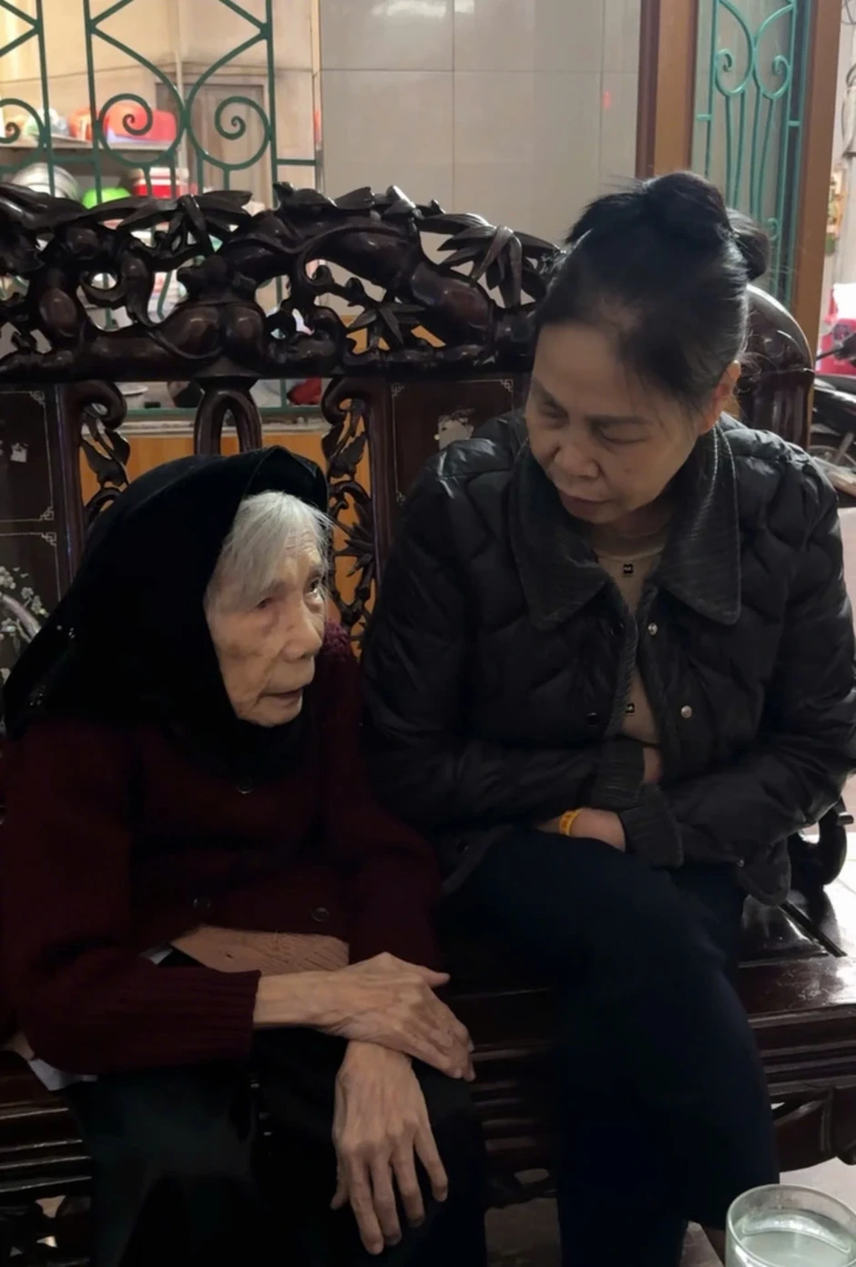 Xúc động câu chuyện cụ bà 80 tuổi và người mẹ 101 tuổi Xúc động câu chuyện cụ bà 80 tuổi và người mẹ 101 tuổi