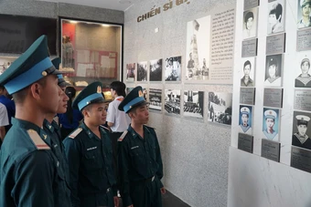 Xúc động dâng hương tại Khu tưởng niệm Chiến sĩ Gạc Ma
