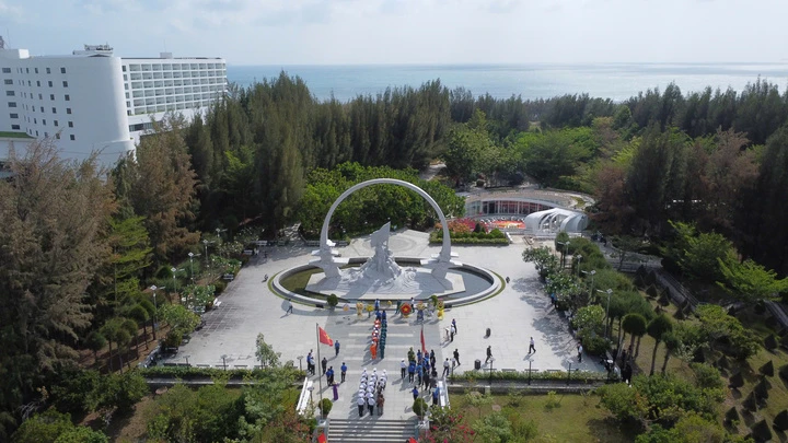 Xúc động dâng hương tại Khu tưởng niệm Chiến sĩ Gạc Ma Xúc động dâng hương tại Khu tưởng niệm Chiến sĩ Gạc Ma