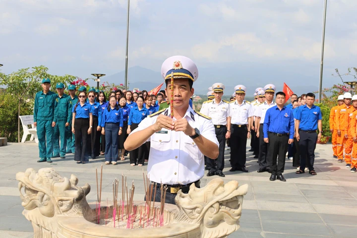 Xúc động dâng hương tại Khu tưởng niệm Chiến sĩ Gạc Ma Xúc động dâng hương tại Khu tưởng niệm Chiến sĩ Gạc Ma
